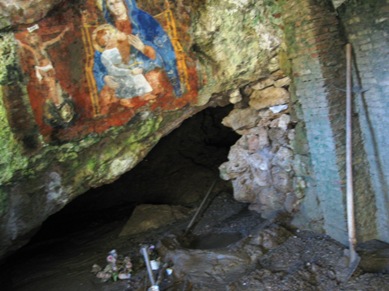 La grotta sotto il dipinto